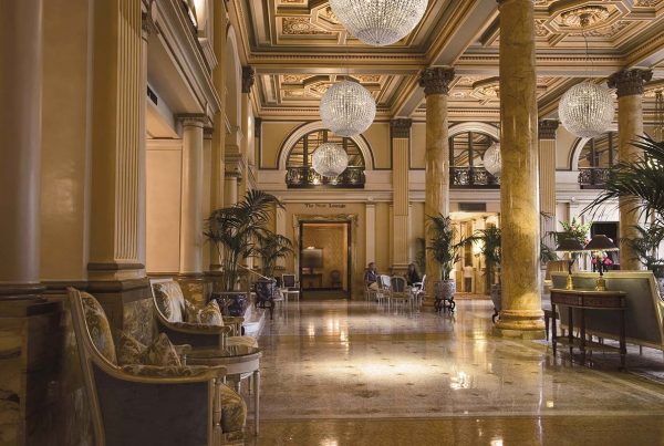 Lampadari in cristallo per illuminare la hotel di un hotel: Helios della Collezione Sergio Marchetti